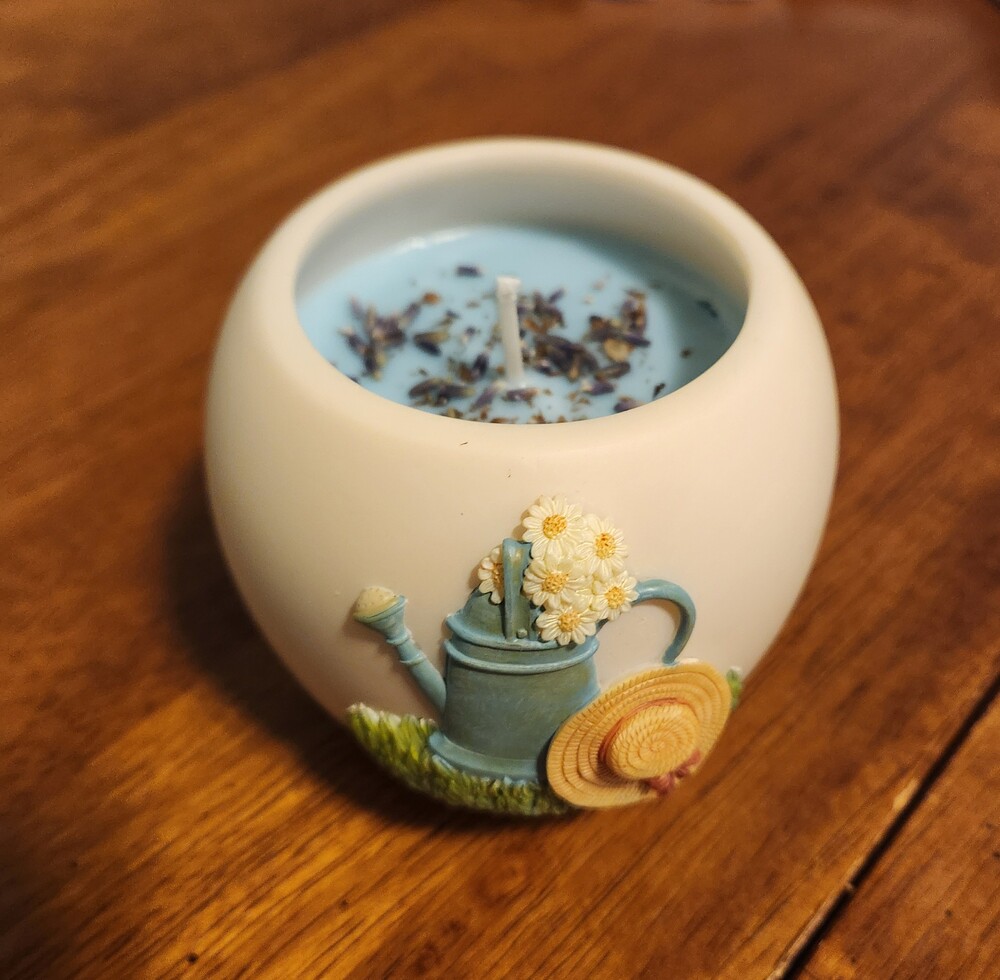 Lavender Candle in Ceramic Container NEW - Picture 3 of 3
